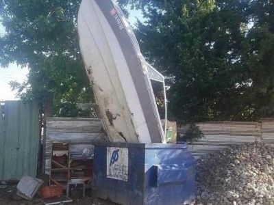 В Крыму выбросили в мусорный контейнер прогулочный катер
