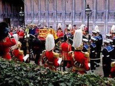 Траурная процессия с гробом королевы Британии прошла под бой Биг-Бена и орудийные залпы
