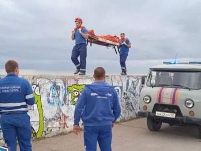В Севастополе мужчина упал с высоты на волнорезы