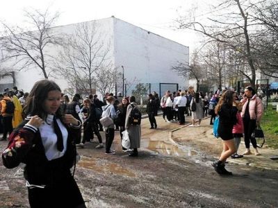 В Керчи второй раз за неделю эвакуировали школы из-за сообщений с угрозами