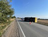 В Крыму автобус столкнулся с легковушкой и перевернулся: пострадал один человек 