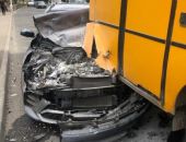 В Симферополе легковушка попала под автобус, пострадали еще 2 автомобиля