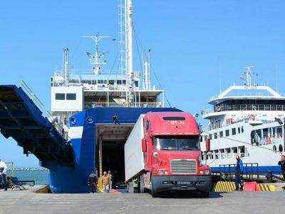 В очереди на паром из Кубани в Крым стоят 700 грузовиков