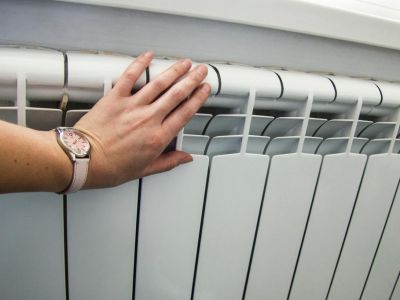 В Симферополе включили отопление в школах, в среду и в домах потеплеют батареи