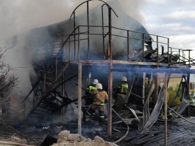 Более двух часов спасатели тушили двухэтажное здание в Новом Свете