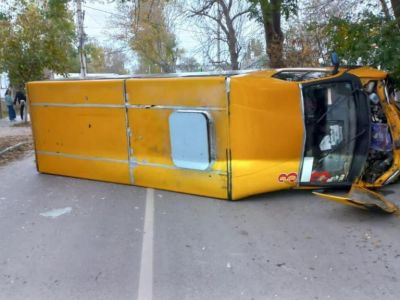 В Керчи перевернулся автобус