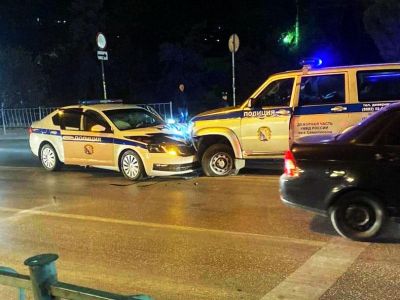 В Севастополе ночью столкнулись два автомобиля МВД