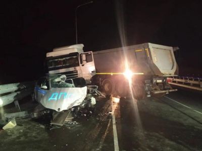 В Севастополе грузовик врезался в автомобиль ДПС