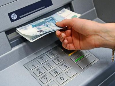 В Симферополе задержали мужчину за кражу забытых в банкомате денежных средств