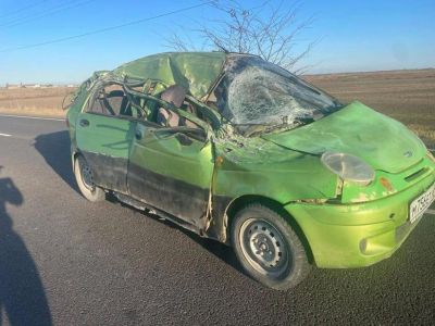Трактор в Крыму ковшом разбил автомобиль, пострадал ребенок