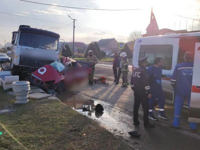 Вчера в Крыму бетономешалка столкнулась с легковым автомобилем, водитель погиб