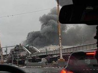 В центре Москвы мощный пожар: горит склад
