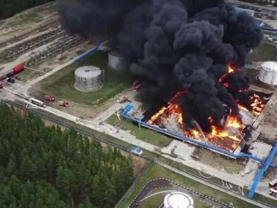 В России на площади почти 2 тыс. кв. м горят резервуары с нефтепродуктами
