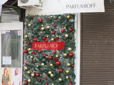 Праздник приближается: в Феодосии начали устанавливать новогоднюю елку