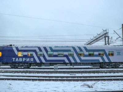 Поезда, идущие в Крым, перекрасили в честь 3-летнего юбилея