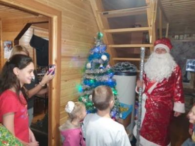 В Феодосии сотрудники полиции вместе с Полицейским Дедом Морозом поздравили детей с наступающим Новым годом
