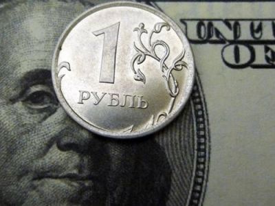 Граждане России бросились менять валюту перед Новым годом