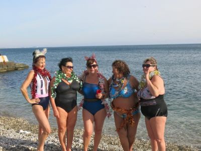 В Феодосии моржи отметили Новый год массовым заплывом