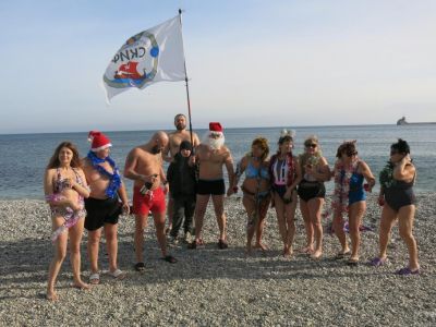 В Феодосии моржи отметили Новый год массовым заплывом