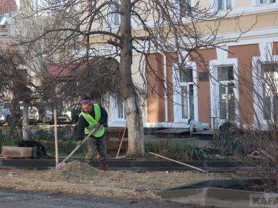 В Феодосии улицу Победы ремонтируют и в праздники