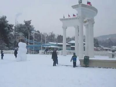В Алуште 8 января продолжается снегопад