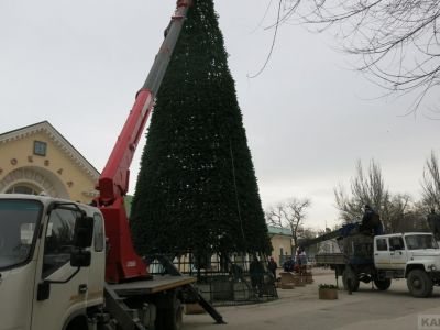 На привокзальной площади Феодосии начали разбирать новогоднюю елку