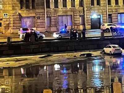 В центре Петербурга автомобиль снес ограждение и вылетел на лед Невы