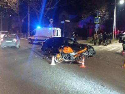 В Симферополе иномарка сбила девушку на мотоцикле, пострадали два человека