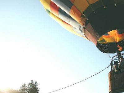 Воздушный шар с пассажирами застрял над горой в Сочи