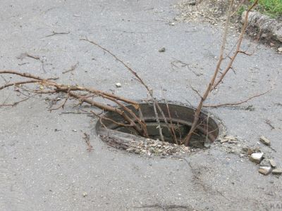 Житель Феодосии грозит иском администрации из-за открытого люка на дороге