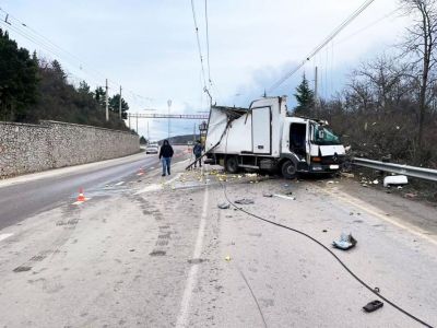 Водитель грузовика погиб, протаранив столб на трассе в Крыму