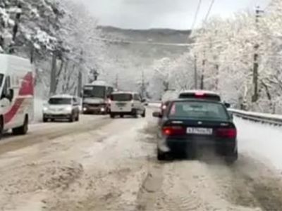 В снегу под Алуштой застряли шесть автомобилей