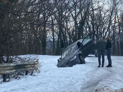 В Крыму на заснеженном шоссе автомобиль провалился в яму 