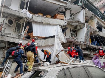 Число жертв землетрясения в Турции выросло до 2921 человека