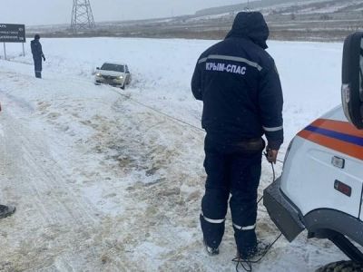За сутки МЧС трижды эвакуировали автомобили из снежных заносов