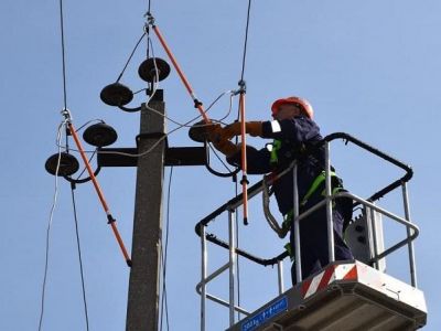 Специалисты Крымэнерго восстанавливают энергоснабжение в пострадавших от непогоды районах 