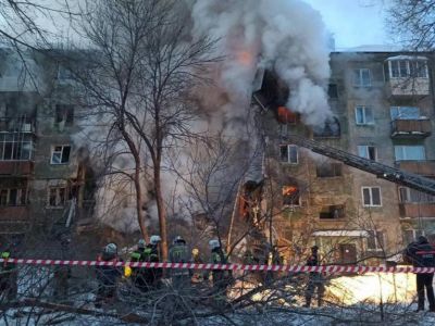 Два подъезда дома обрушились при взрыве газа в Новосибирске