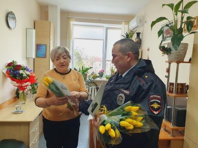 Сотрудники полиции Феодосии поздравляли женщин с наступлением праздника весны