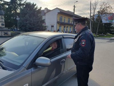 Сотрудники полиции Феодосии поздравляли женщин с наступлением праздника весны