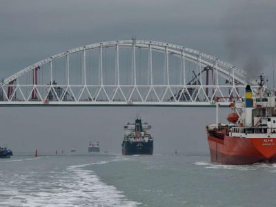 Пограничники проверяют все суда на подходе к Крымскому мосту