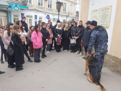 В Феодосии полицейские и общественники провели для студентов  «День открытых дверей»