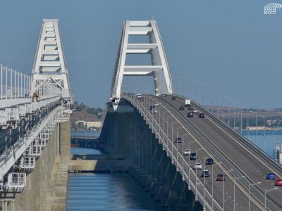 На Крымский мост начнут пропускать небольшие грузовики