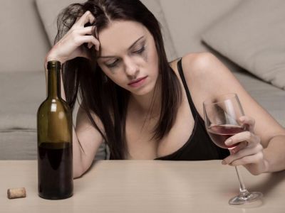 Почему женщинам после 50 лет опасно пить алкоголь