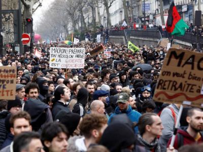 Во Франции протесты против пенсионной реформы вылились в серьезные беспорядки