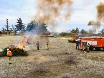 Масштабные учения в Крыму: спасатели учились бороться с лесными пожарами