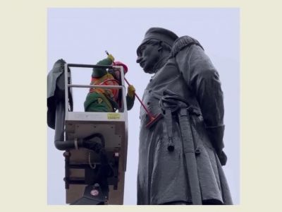 В Севастополе помыли памятник адмиралу Нахимову