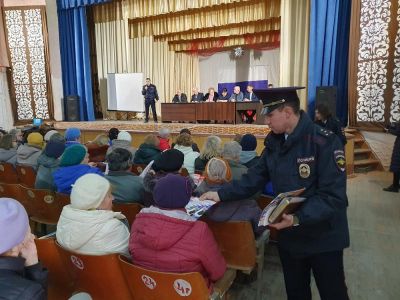 Полицейские Феодосии приняли участие в сходе граждан в селе Береговое