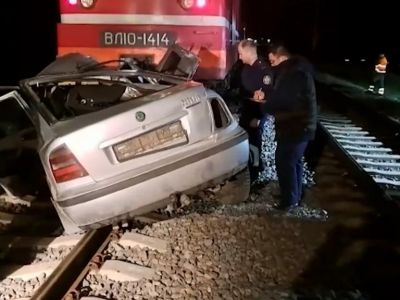 В Крыму под поезд попал автомобиль, погибли четверо