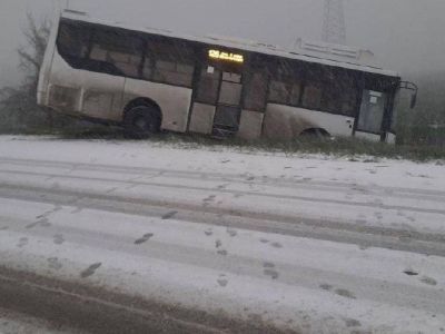 В Севастополе автобус не справился с управлением и улетел в кювет
