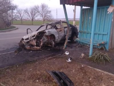 В Керчи автомобиль врезался в остановку и загорелся